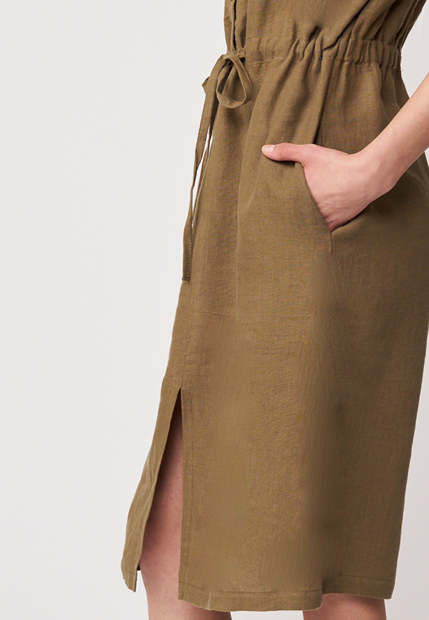 Kleid, Modell Filipa in warmem Braun mit Taillenband, seitlicher Tasche und kleiner Öffnung am Saum für lässigen Look