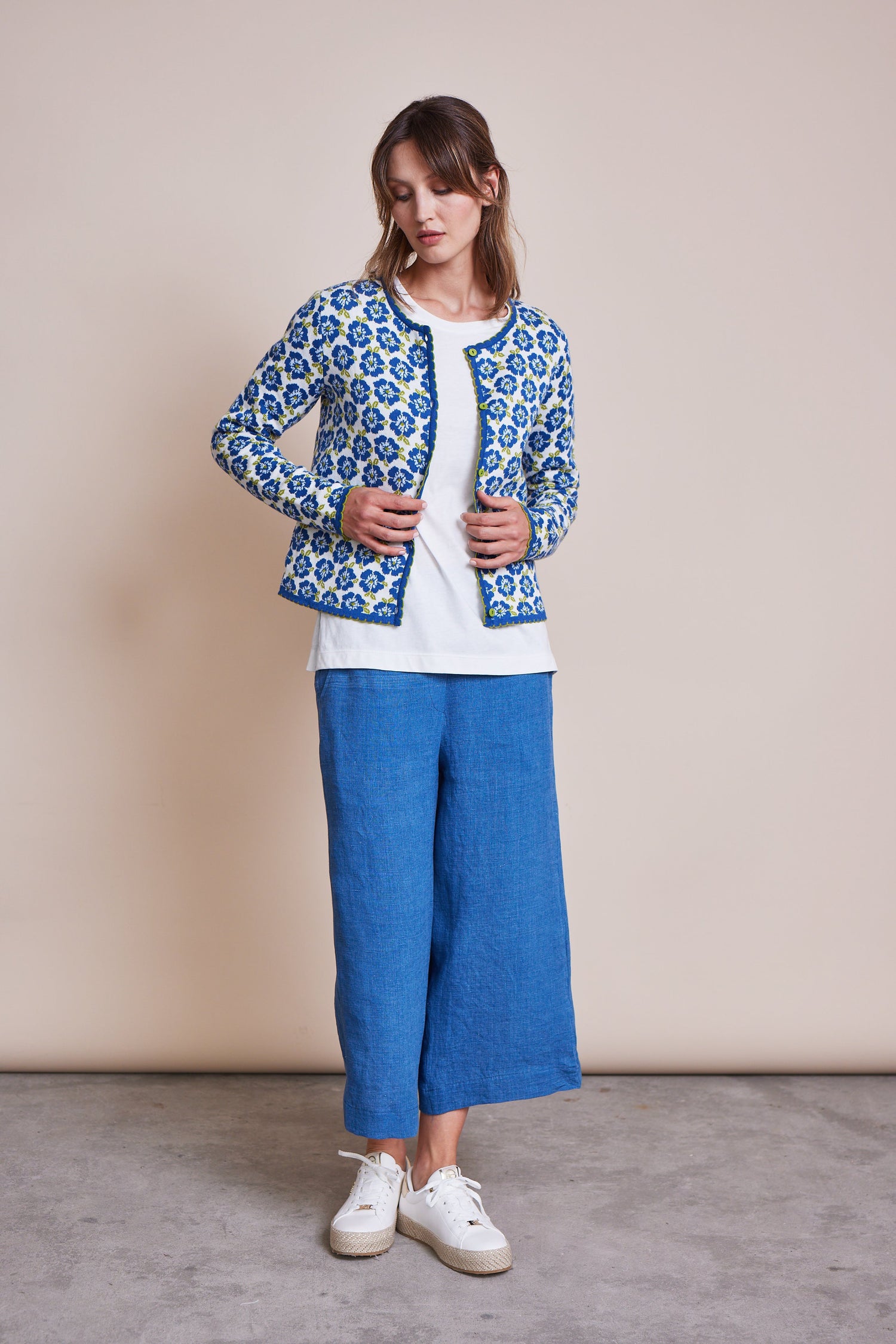 frau mit blau,weisser Jaquard Strickjacke