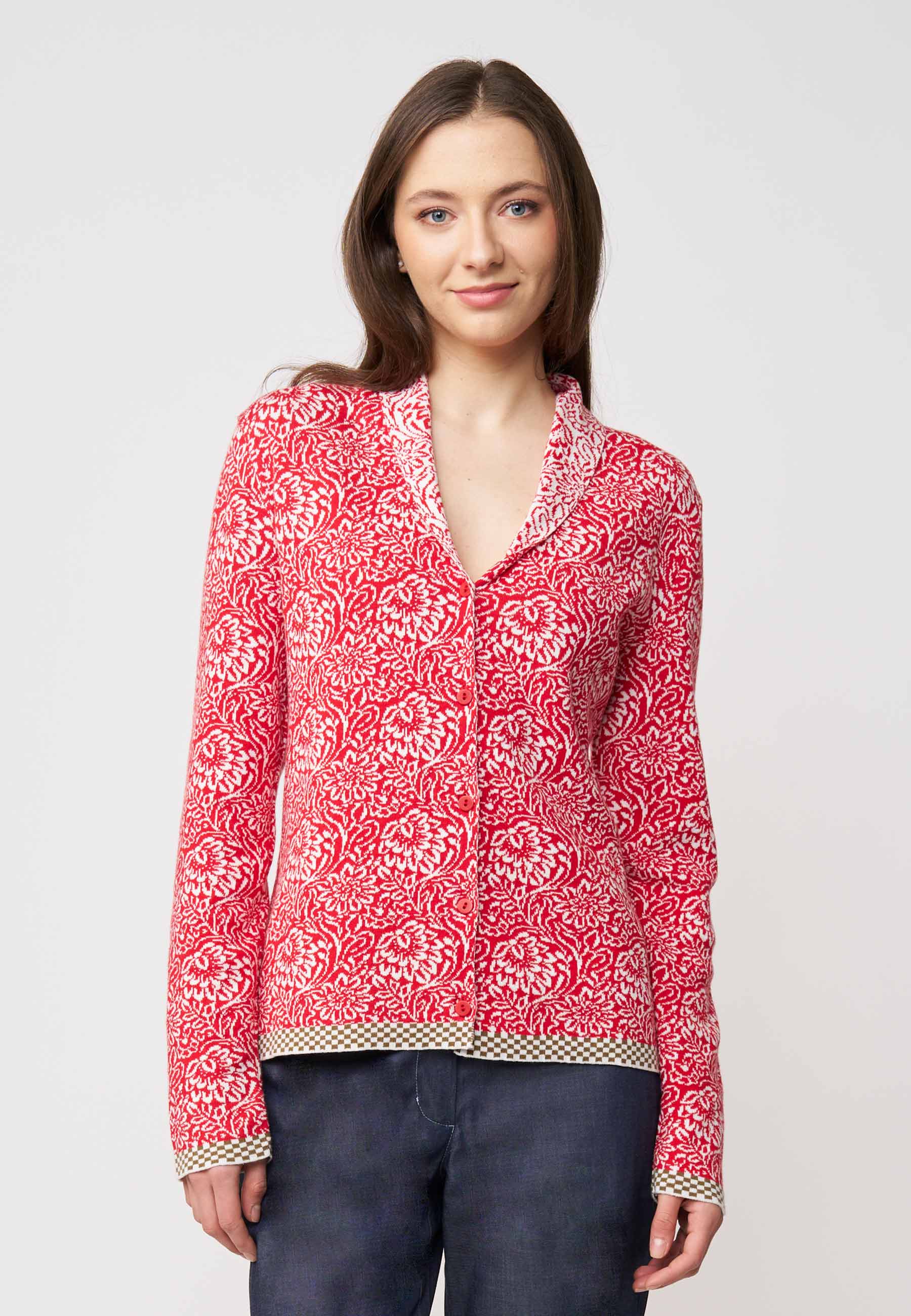 Strickjacke, Modell Jolie in Rot mit weißem floralen Muster und kontrastierendem Saum, frontal getragen