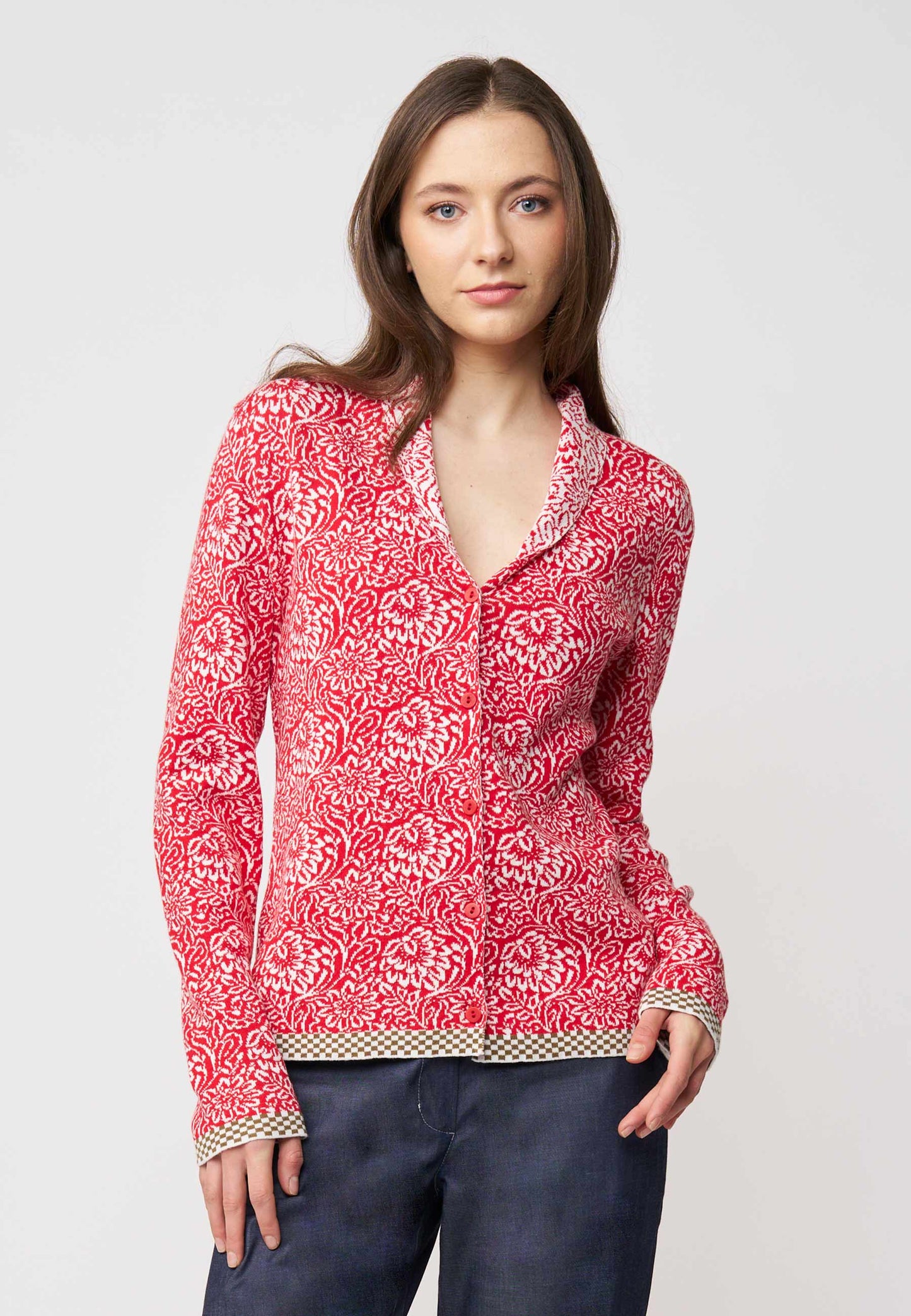 Strickjacke, Modell Jolie in leuchtendem Rot mit floraler Musterung und kontrastierendem Saum, frontale Ansicht getragen