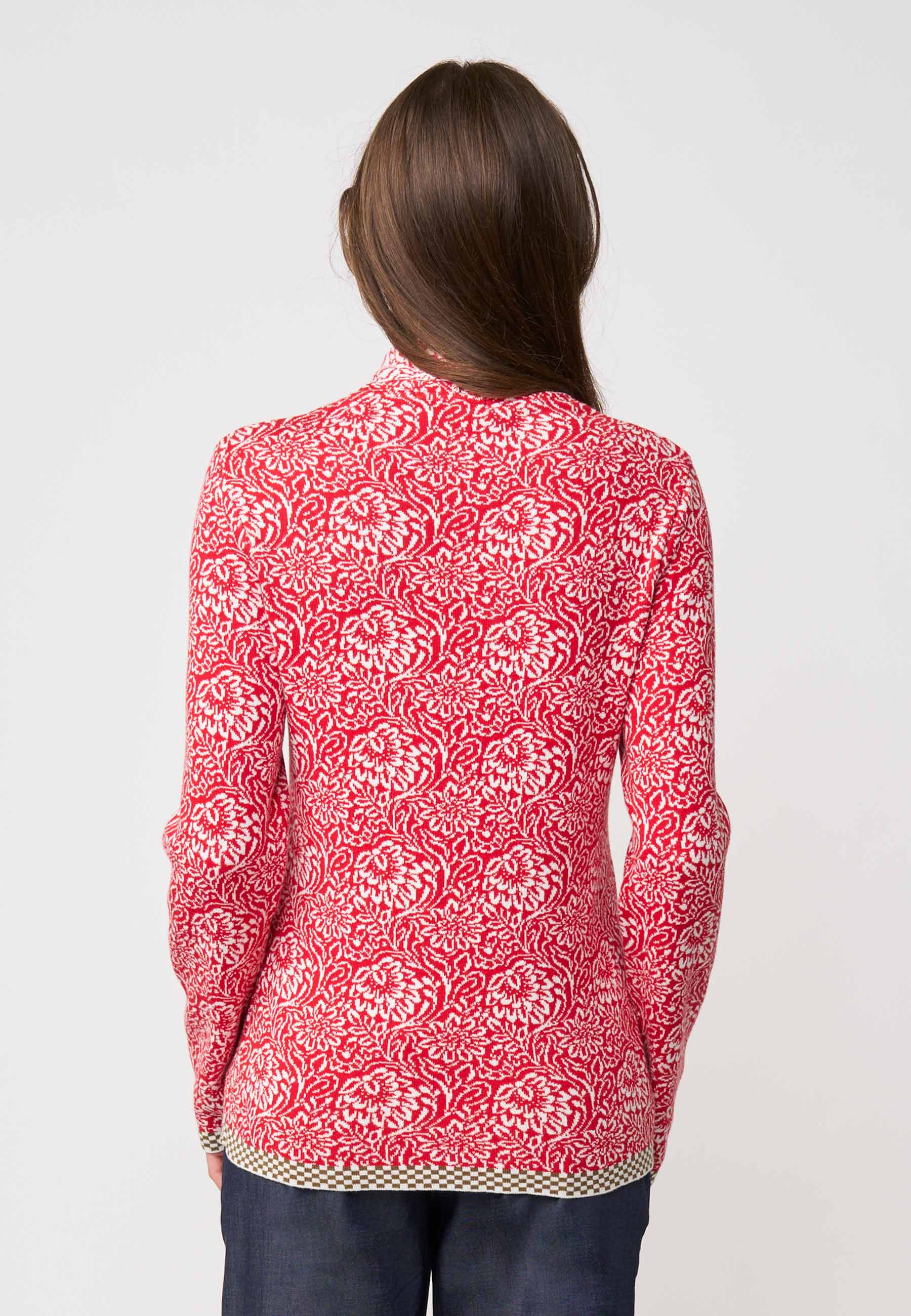 Strickjacke, Modell Jolie in tomatenrot mit weißem floralen Muster und kontrastierendem Saum, Rückansicht getragen