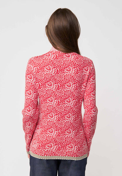 Strickjacke, Modell Jolie in tomatenrot mit weißem floralen Muster und kontrastierendem Saum, Rückansicht getragen