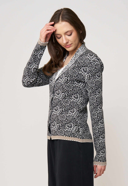 Strickjacke, Modell Jolie in Schwarz mit weißem floralen Muster und beigem Detail am Saum, Seitenansicht