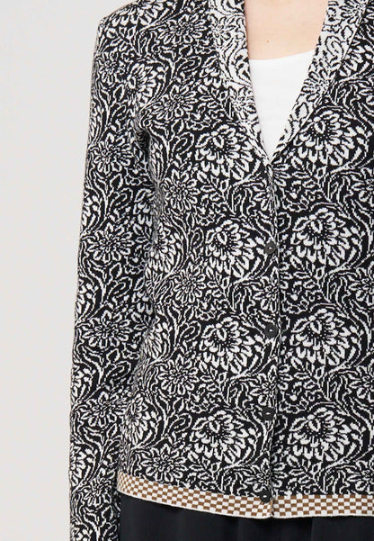 Strickjacke, Modell Jolie in Schwarz mit weißem floralen Muster und kariertem Saum, Frontansicht getragen