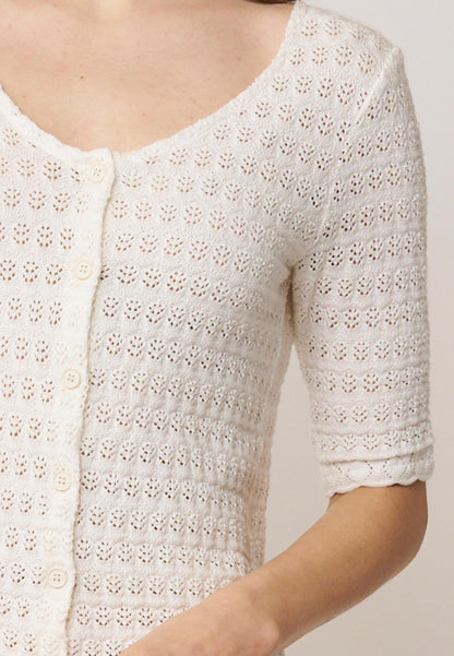 Jacke, Modell Elina in zartem Weiß mit feiner Lochstrickstruktur und halblangen Ärmeln für stilvolle Leichtigkeit