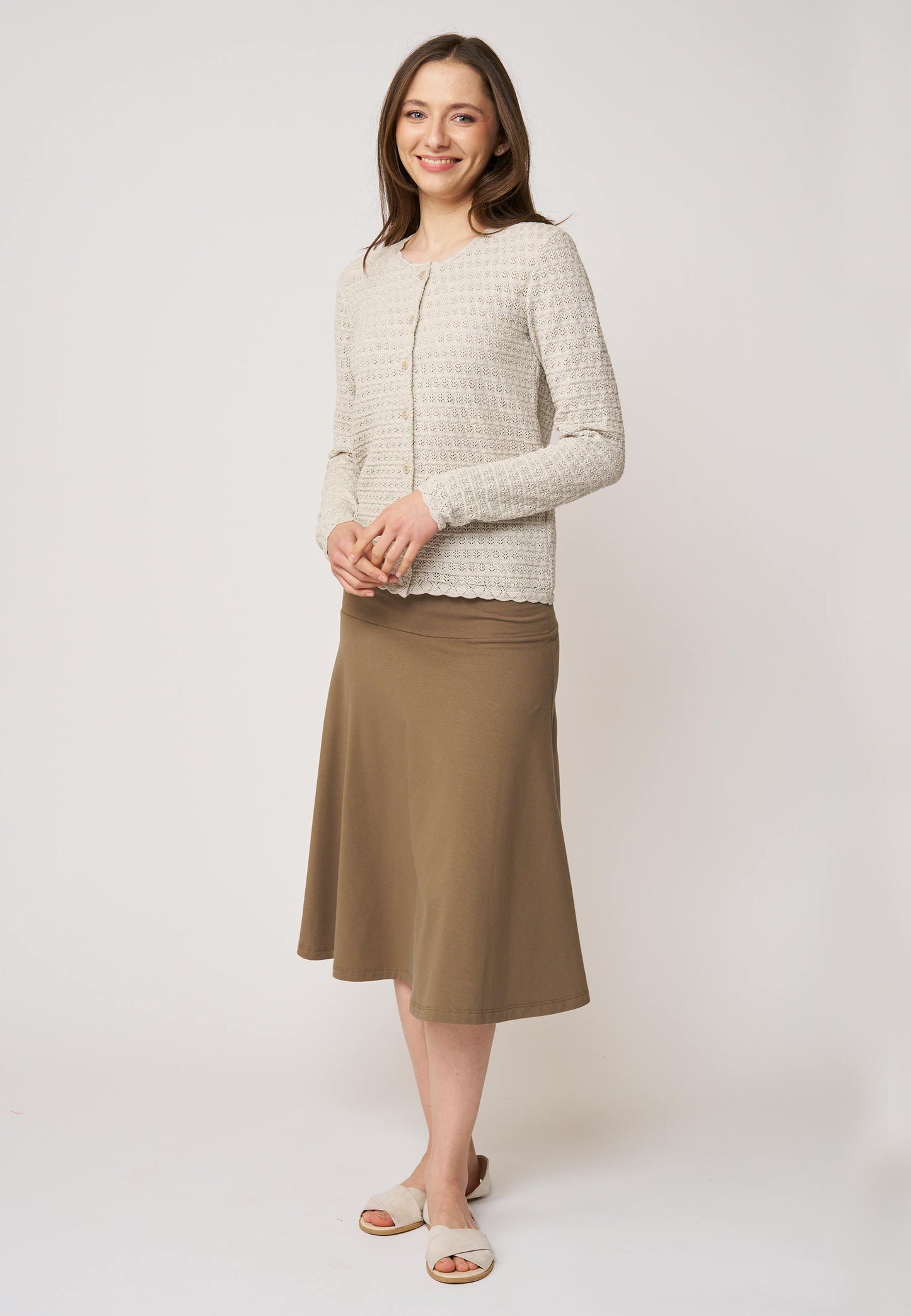 Strickjacke, Modell Marcelina in hellem Beige mit feiner Struktur und Knopfleiste für einen zeitlosen, eleganten Look