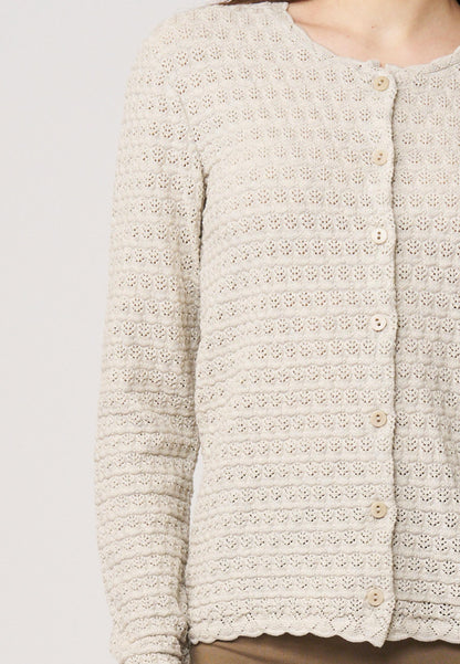 Strickjacke, Modell Marcelina in hellem Beige mit feinem Lochmuster und kleinen Knöpfen für zarten, femininen Stil