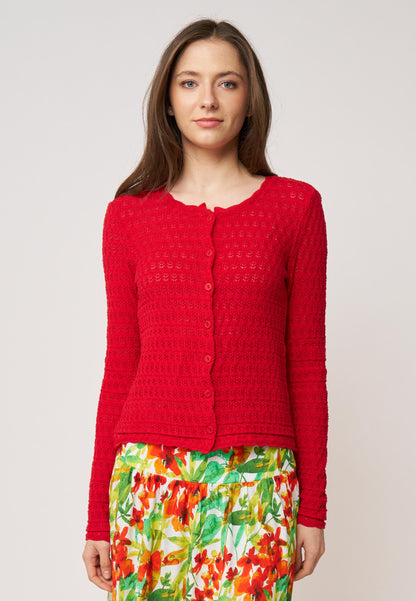 Strickjacke, Modell Marcelina in intensivem Rot mit zarter Lochstrickstruktur und schmalem, femininem Schnitt