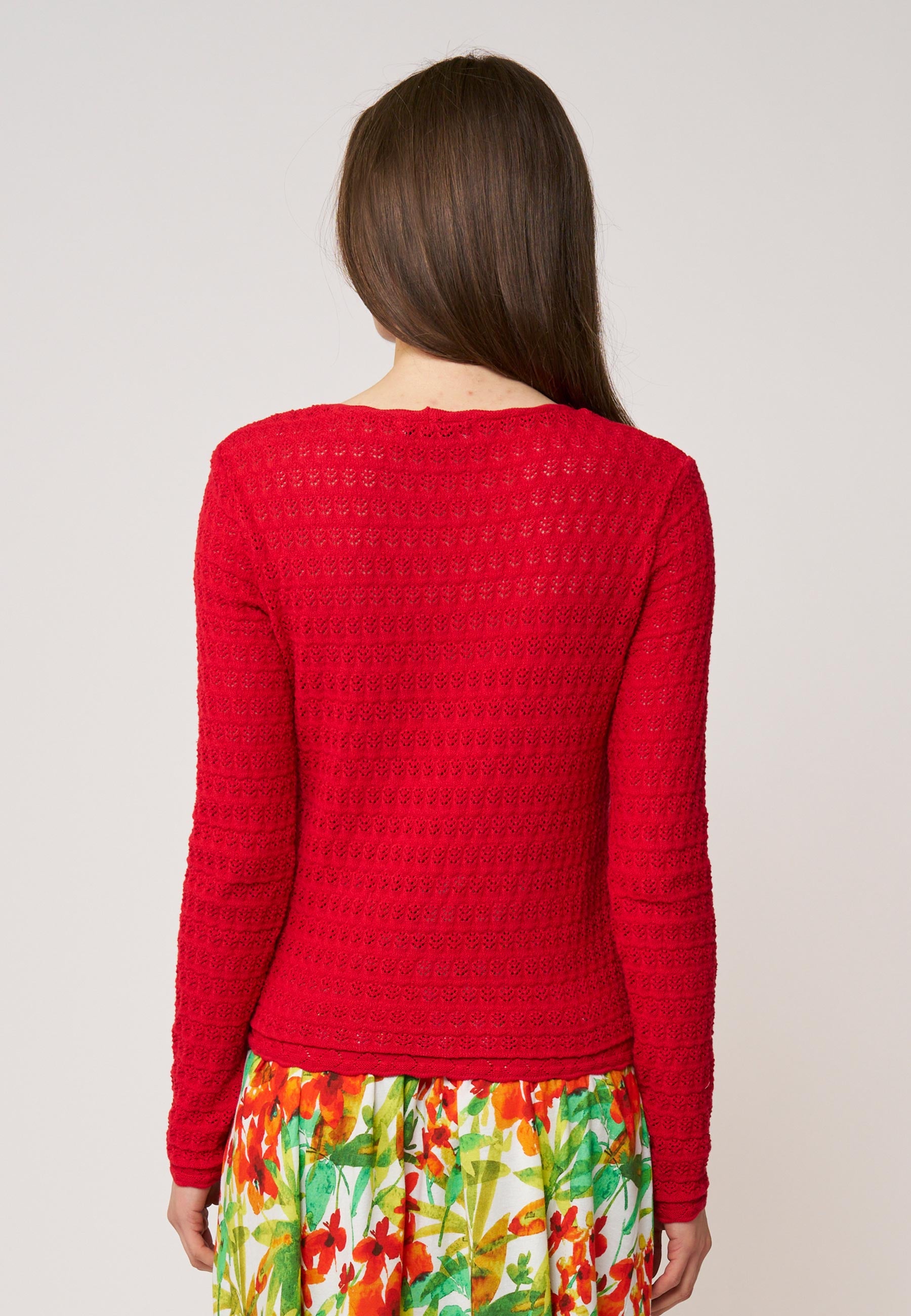 Strickjacke, Modell Marcelina in kräftigem Rot mit feiner Lochstrickstruktur und figurbetontem Schnitt für femininen Stil