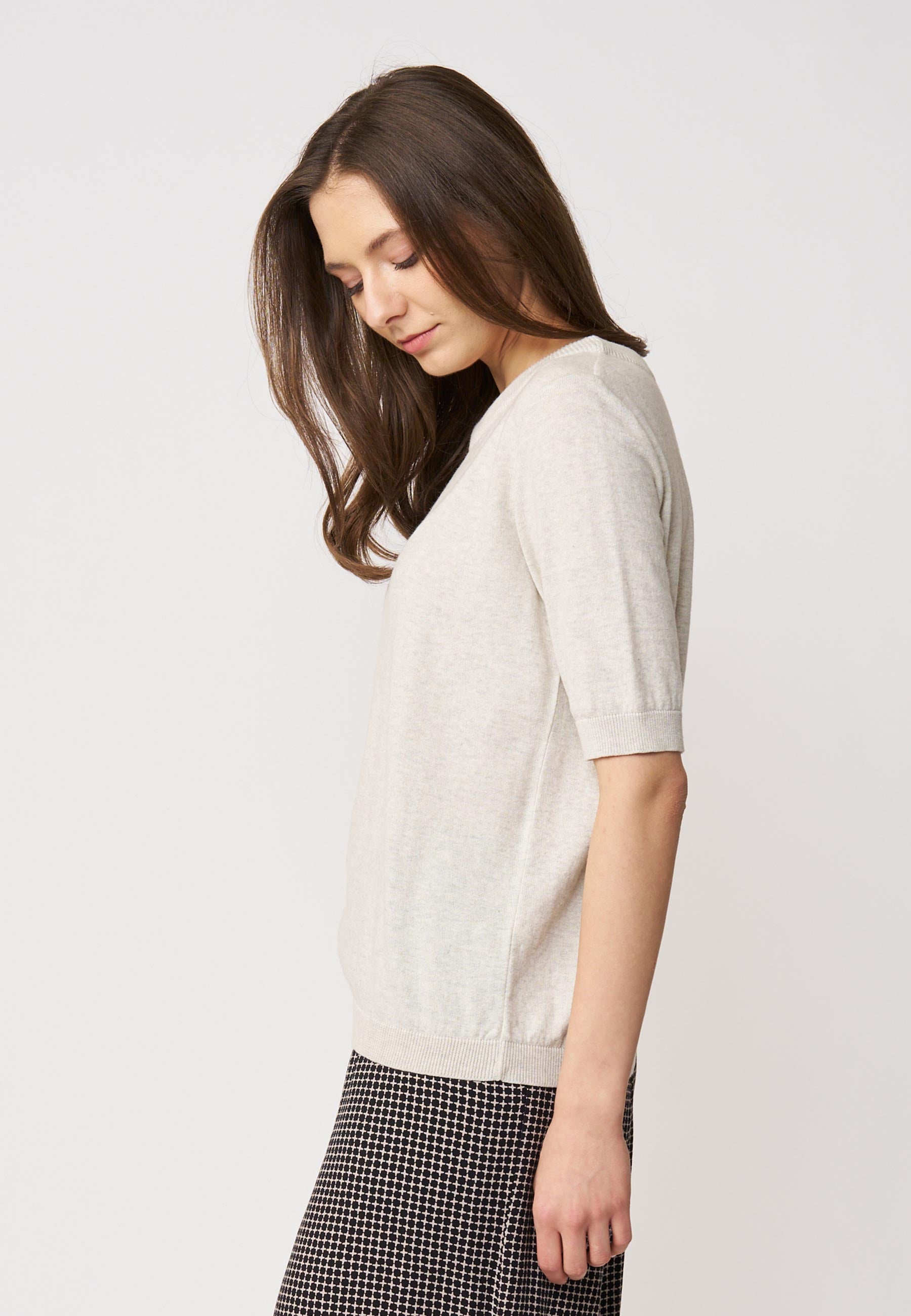 Pulli, Modell Alisa in hellem Beige mit kurzem Arm und feiner Strickstruktur für einen dezenten und eleganten Stil