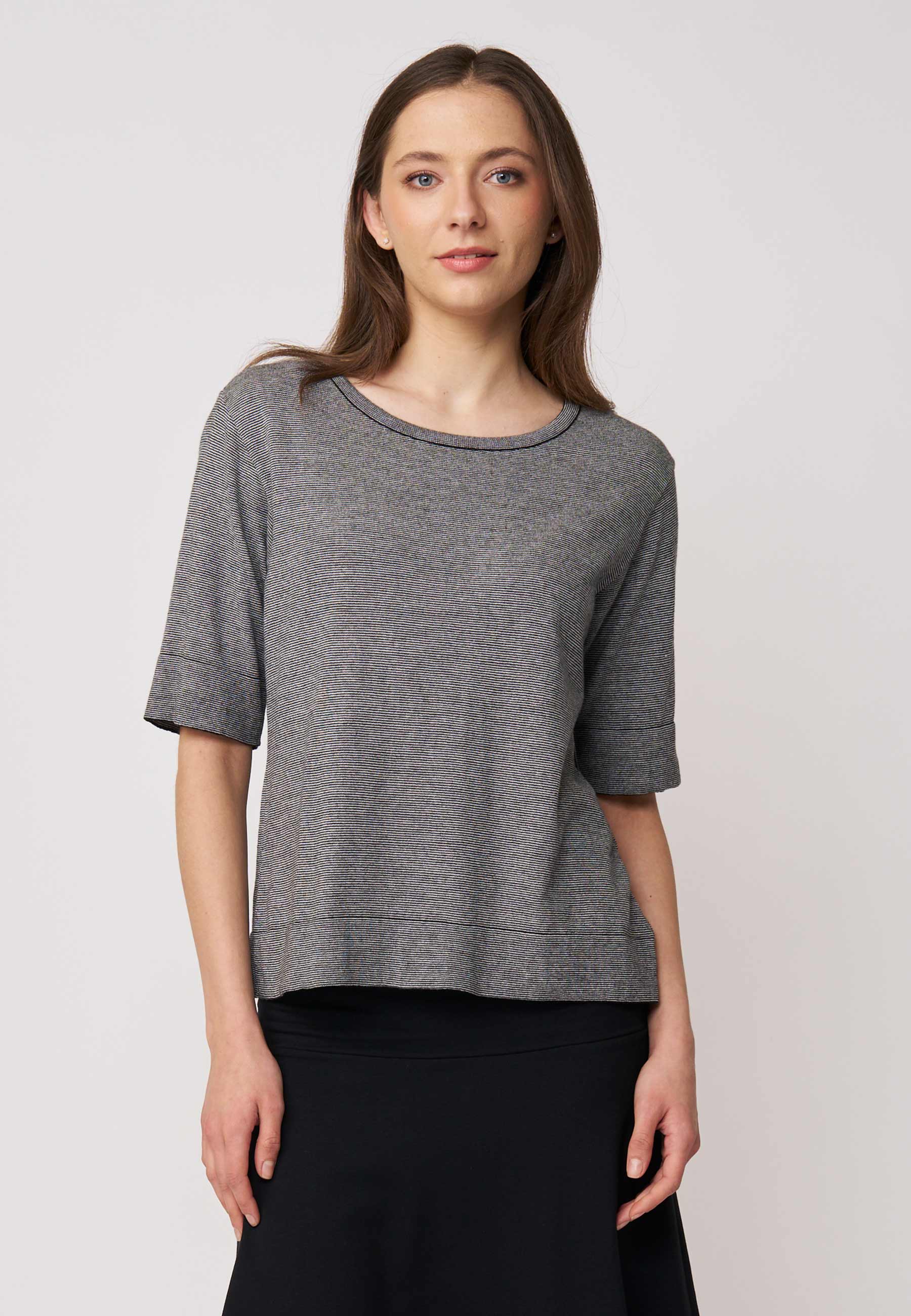 Pulli, Modell Nicole in dezentem Grau mit halblangen Ärmeln, geradem Schnitt und rundem Ausschnitt für zeitlose Eleganz