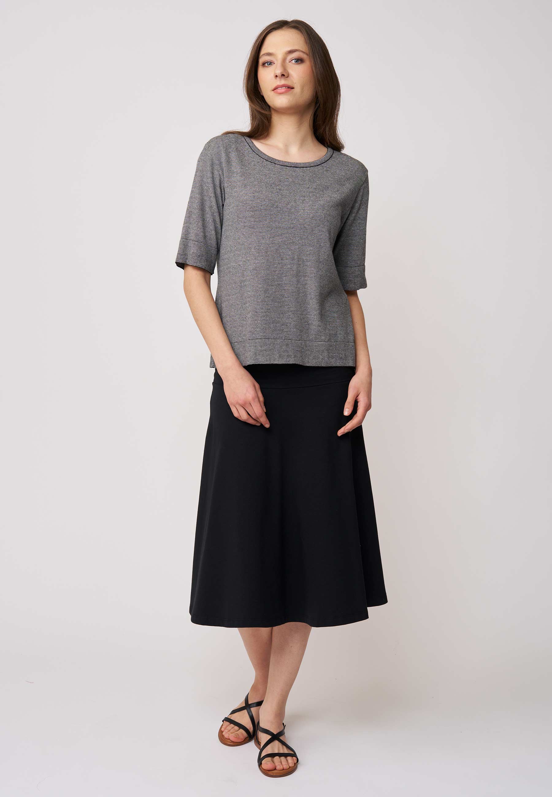 Pulli, Modell Nicole in dezentem Grau mit halblangen Ärmeln und rundem Ausschnitt für einen entspannten und zeitlosen Look