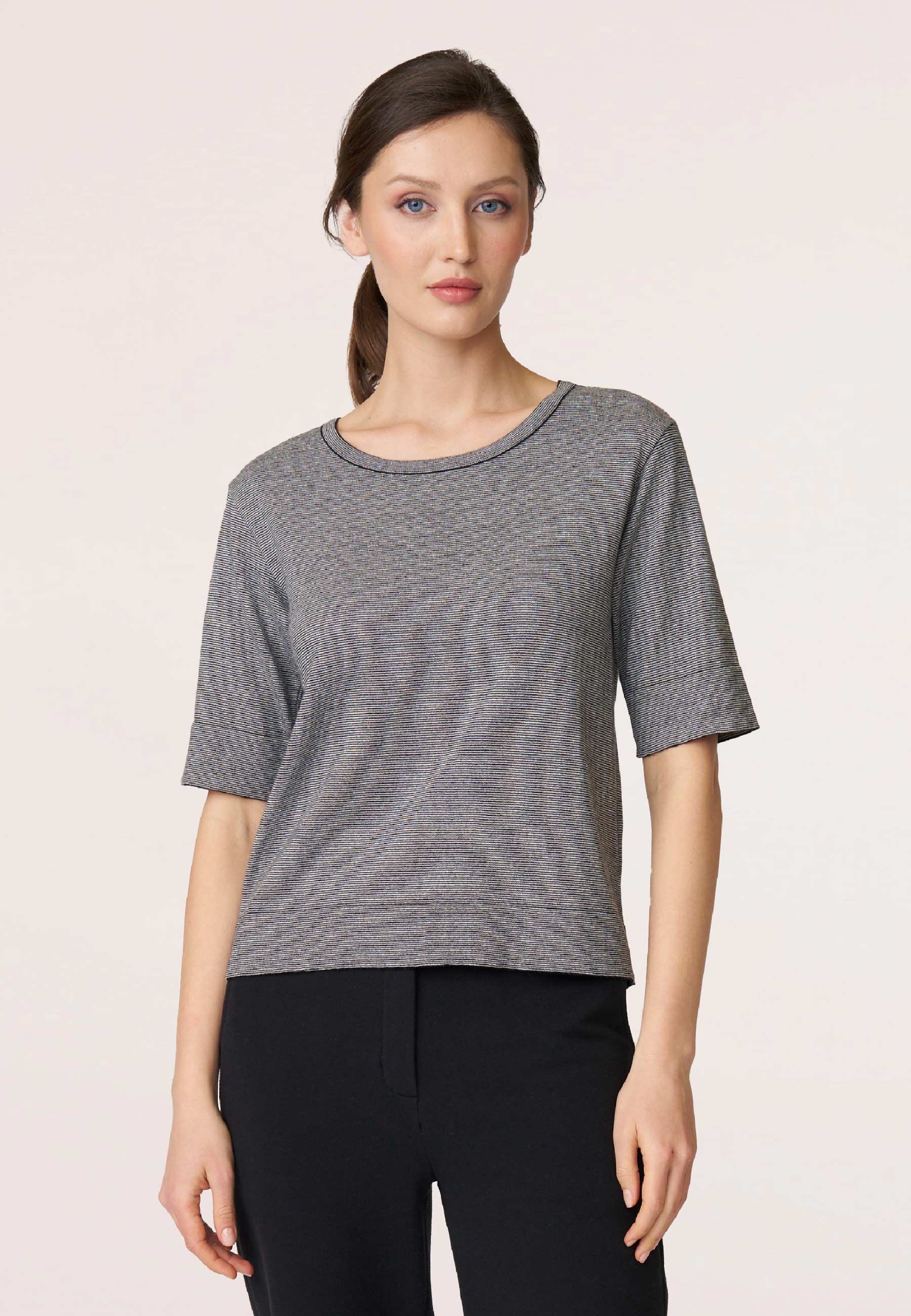 Pulli, Modell Nicole in feinem Grau mit Halbarm und Rundhalsausschnitt, frontal von weiblichem Model getragen