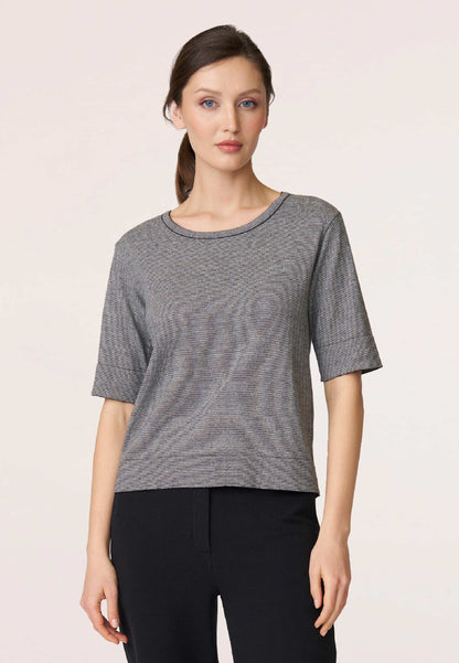 Pulli, Modell Nicole in feinem Grau mit Halbarm und Rundhalsausschnitt, frontal von weiblichem Model getragen