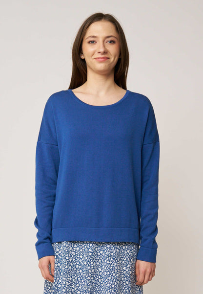 Pulli, Modell Rafaela in kräftigem Blau mit Rundhalsausschnitt, locker geschnitten und schlicht getragen frontal