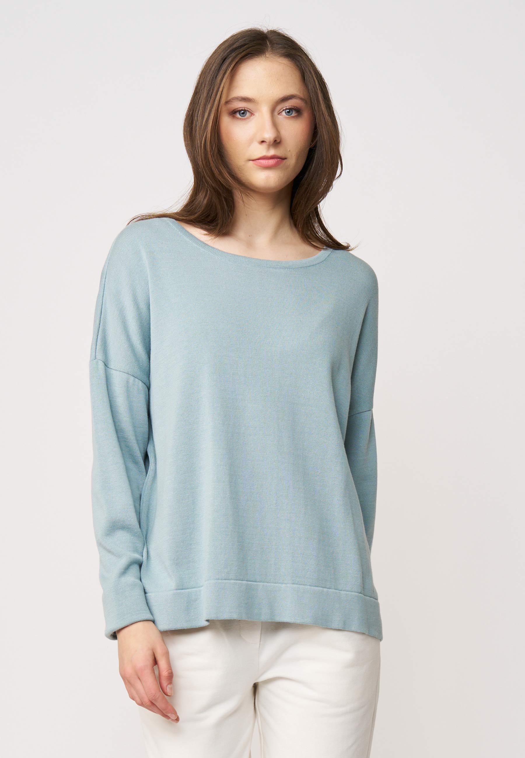 Pulli, Modell Rafaela in hellem Blau mit lockerem Schnitt und Rundhalsausschnitt, frontal getragen von stehendem Model