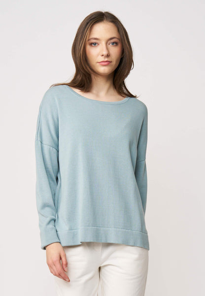 Pulli, Modell Rafaela in hellem Blau mit lockerem Schnitt und Rundhalsausschnitt, frontal getragen von stehendem Model