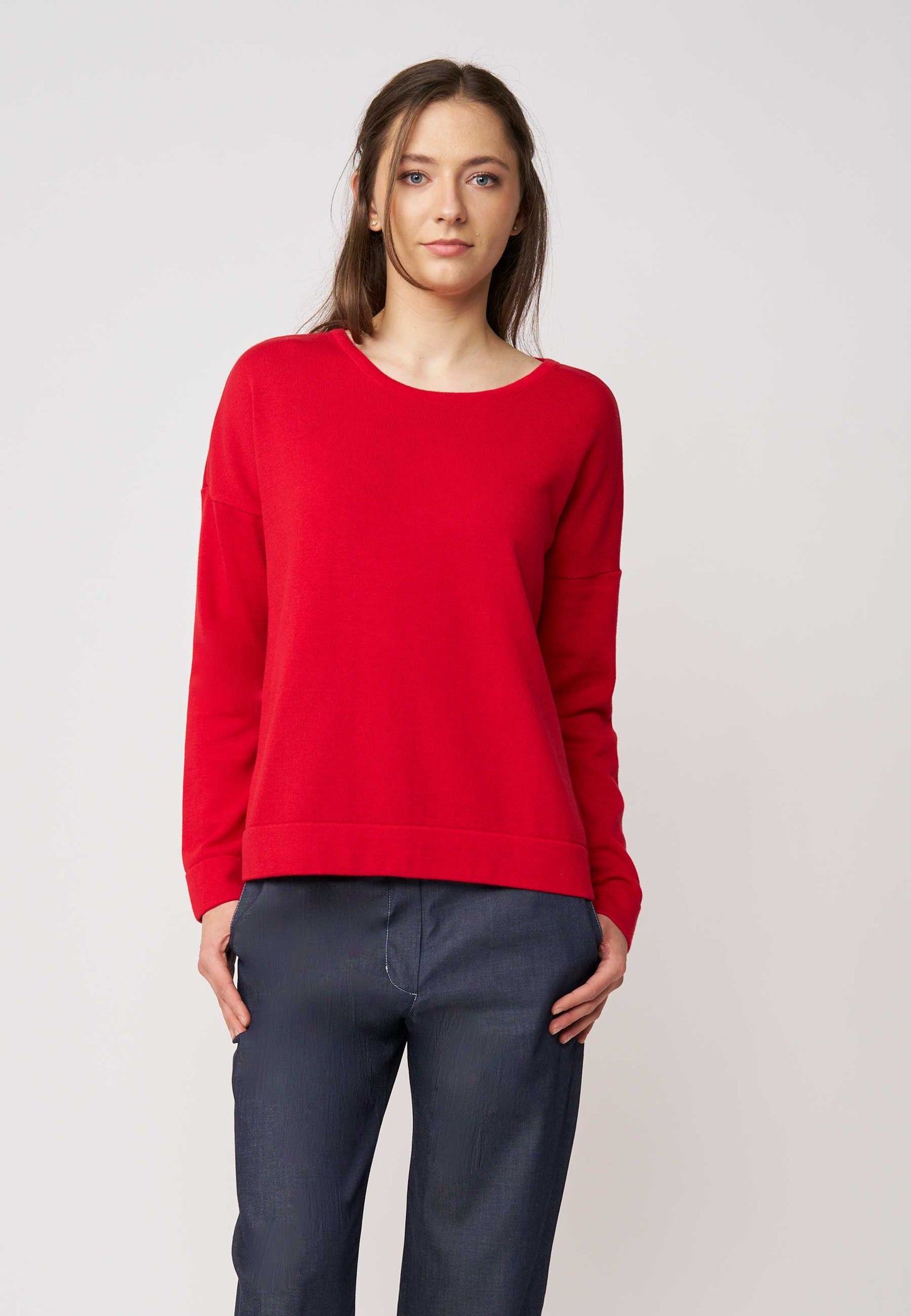 Pulli, Modell Rafaela in kräftigem Rot mit lockerem Schnitt und schlichtem Rundhalsausschnitt für einen modernen, entspannten Look