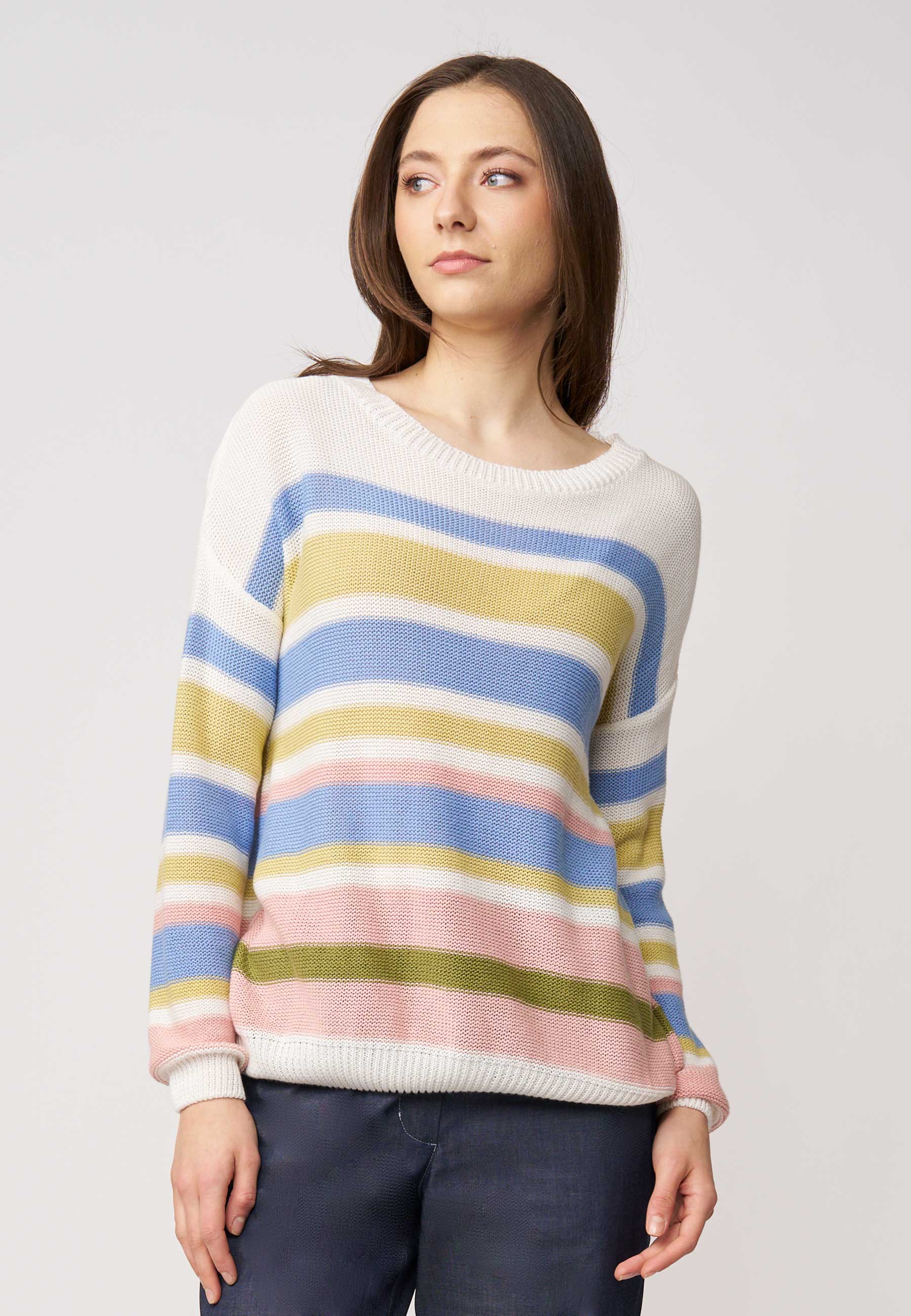 Pulli, Modell Gloria mit bunten Querstreifen in Blau, Gelb und Rosa, locker geschnitten für einen entspannten Stil