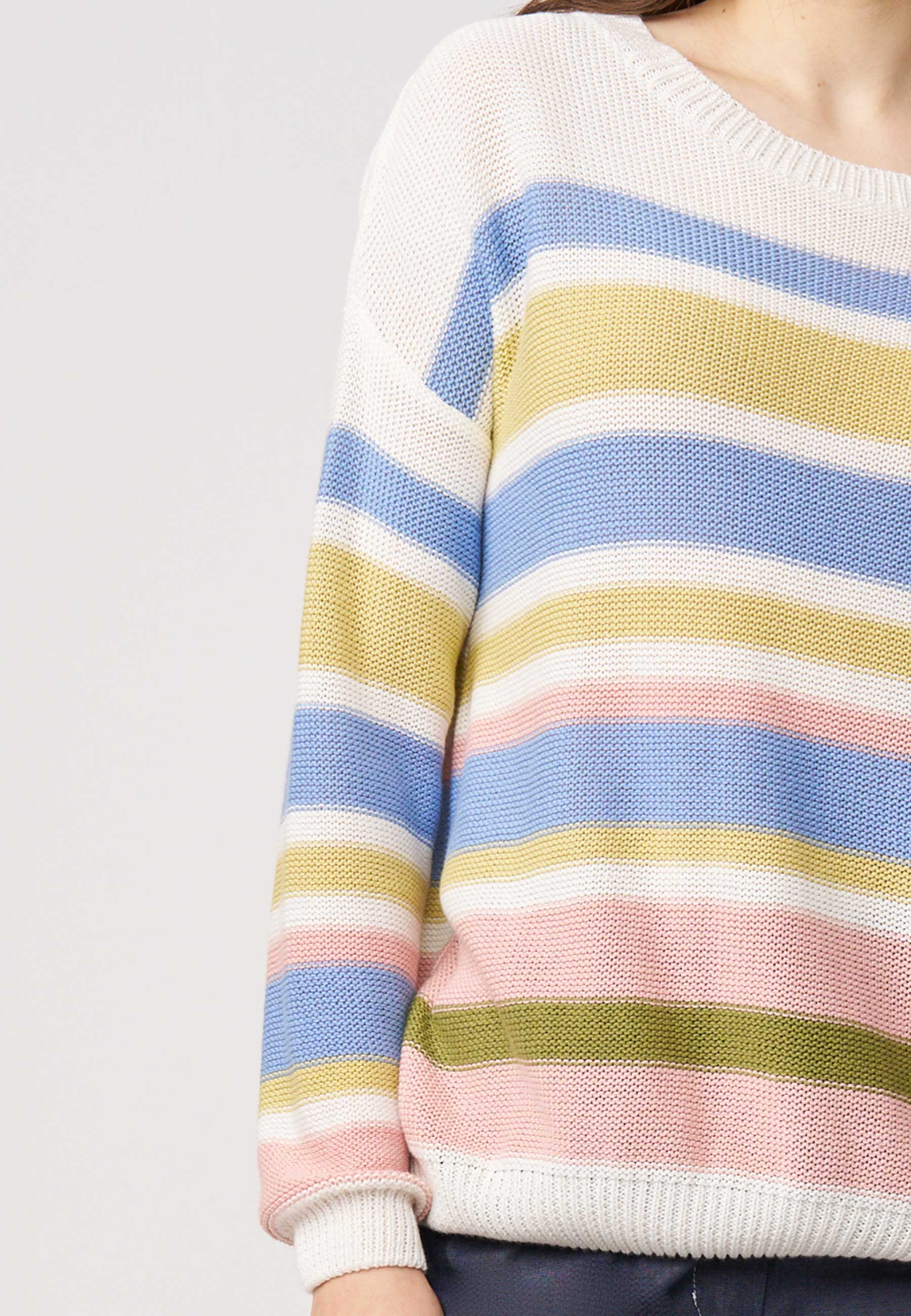 Pulli, Modell Gloria mit buntem Streifenmuster in Blau, Gelb und Rosa, locker geschnitten für entspannten Tragekomfort