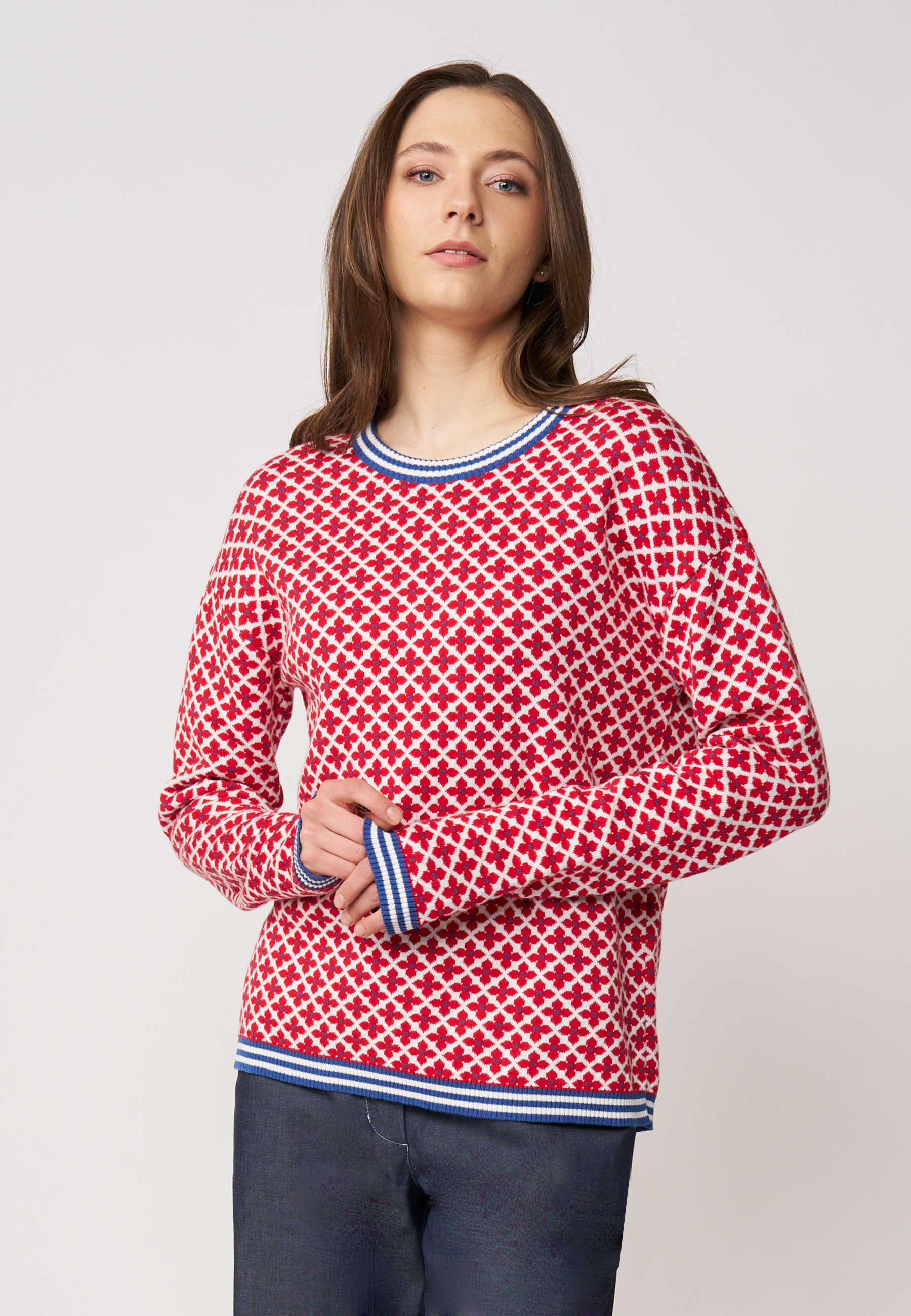 Pulli, Modell Rumena in lebhaftem Rot mit kontrastierenden blau-weißen Bündchen und auffälligem, geometrischem Muster für frischen Look