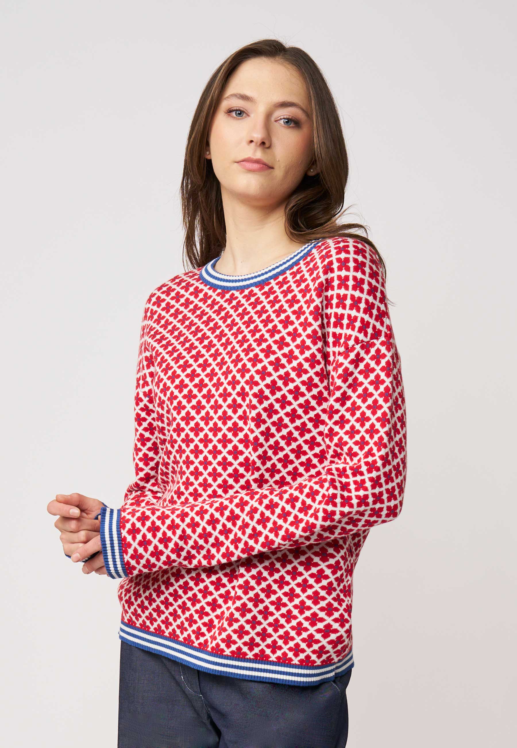 Pulli, Modell Rumena mit rotem Muster und Kontraststreifen an Ärmeln, Saum und Rundhalsausschnitt für modernen Stil