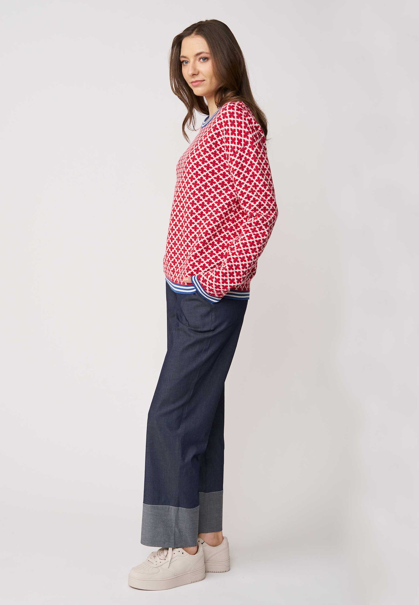 Pulli, Modell Rumena mit rotem Muster und kontrastierenden Bündchen für einen modernen und lebendigen Look