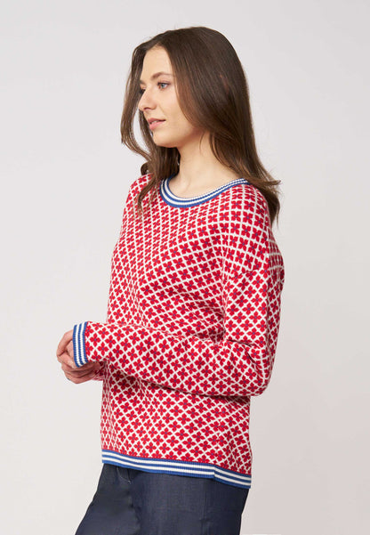 Pulli, Modell Rumena mit rotem Muster und kontrastierenden blauen Bündchen für einen lebendigen und modernen Look