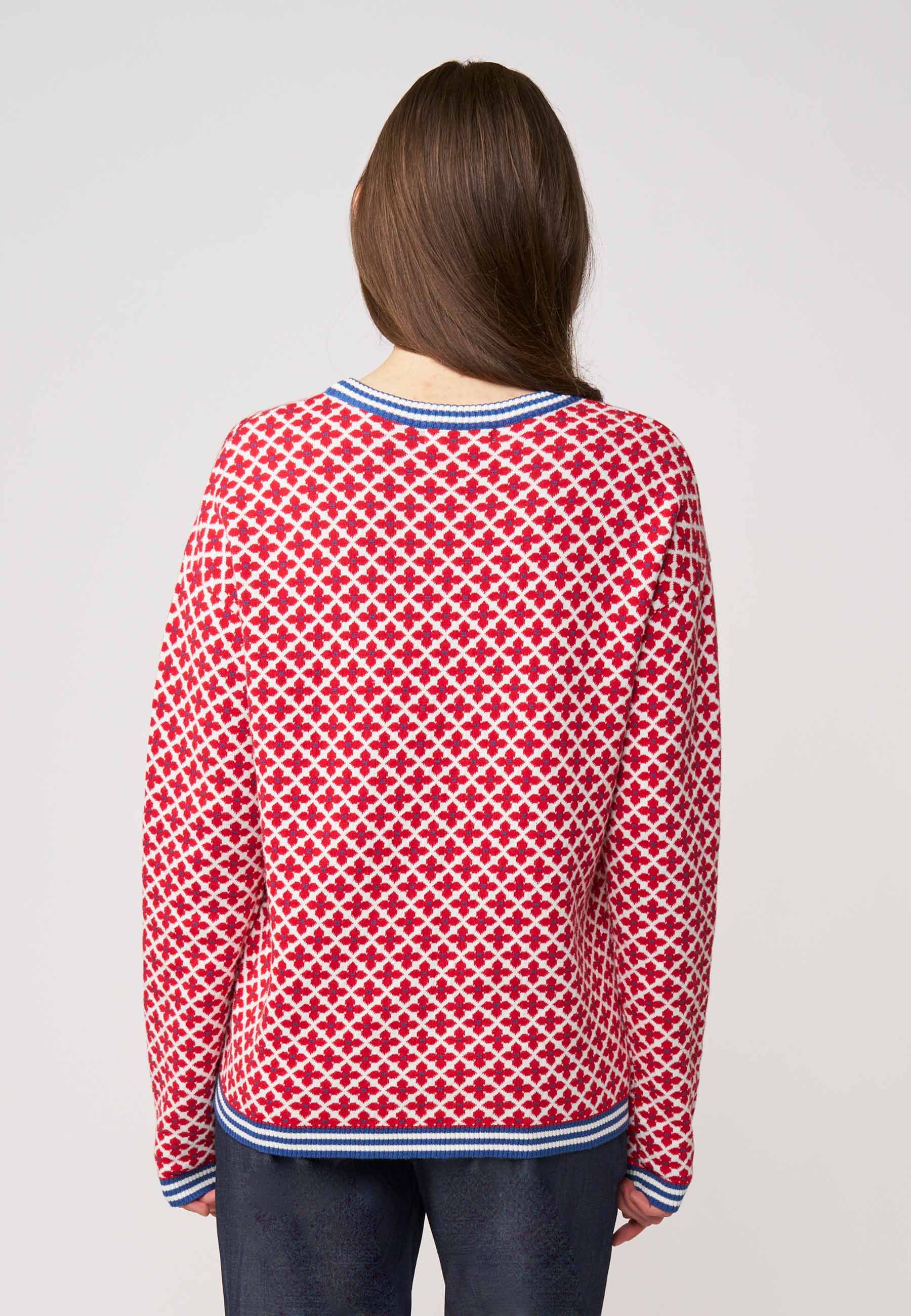 Pulli, Modell Rumena mit rotem Allover-Muster und kontrastierendem Blau an Bündchen und Ausschnitt für einen lebhaften Look