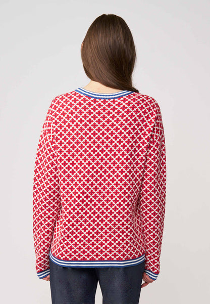 Pulli, Modell Rumena mit rotem Allover-Muster und kontrastierendem Blau an Bündchen und Ausschnitt für einen lebhaften Look