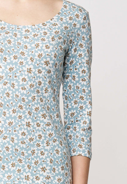 Shirt, Modell Leonie in Hellblau mit weiß-braunem Blütenmuster und 3/4-Arm, seitlich getragen
