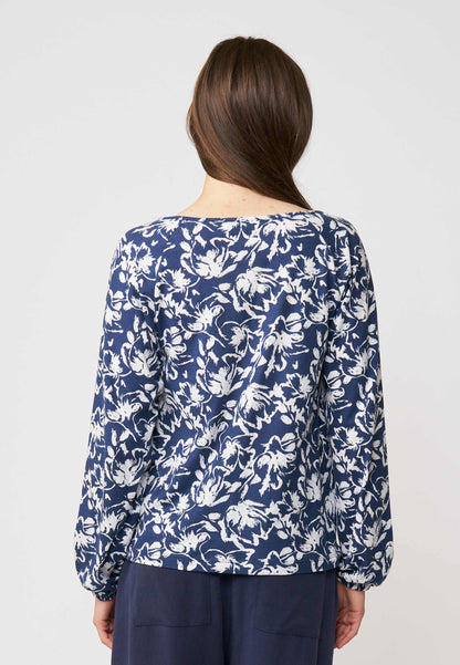 Blusenshirt, Modell Antonia mit langem Arm und weiß-blauem Blumenmuster in locker fließender Passform