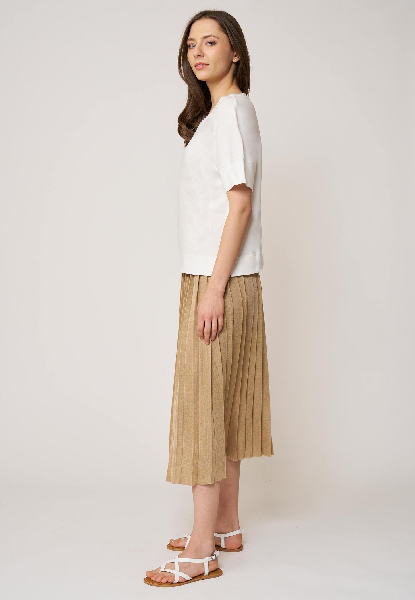 Shirt, Modell Valentina in schlichtem Weiß mit kurzen Ärmeln und lockerem, geradem Schnitt aus weichem Material