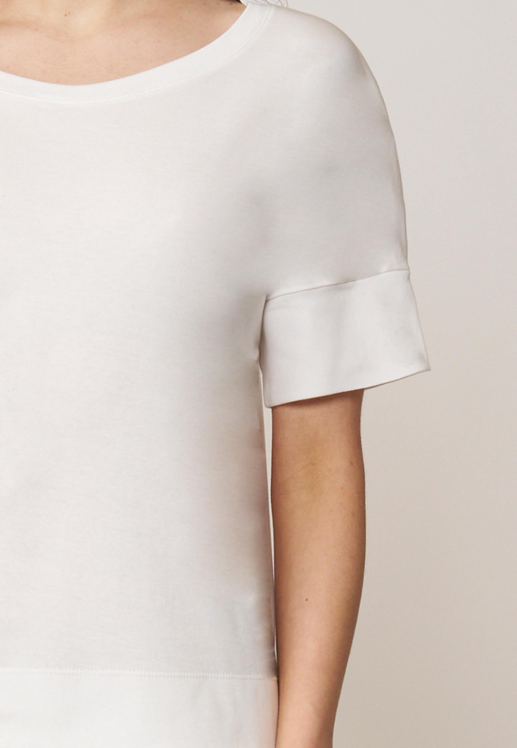 Shirt, Modell Valentina in hellem Ton mit kurzem, umgeschlagenem Ärmel und weich fließendem Stoff in bequemer Passform