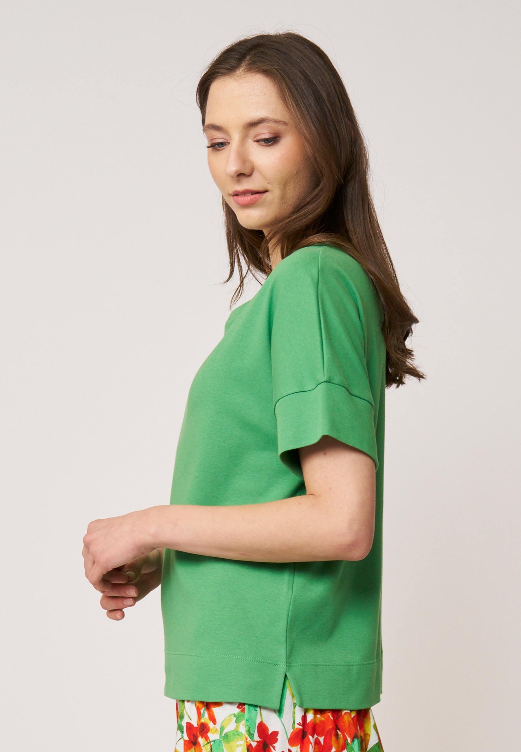 Shirt, Modell Valentina in frischem Grün mit lockerem Schnitt und kurzen Ärmelabschlüssen aus weichem Material
