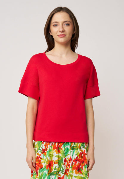 Shirt, Modell Valentina in kräftigem Rot mit rundem Ausschnitt, kurzen breiten Ärmeln und lockerem Schnitt aus angenehmem Stoff