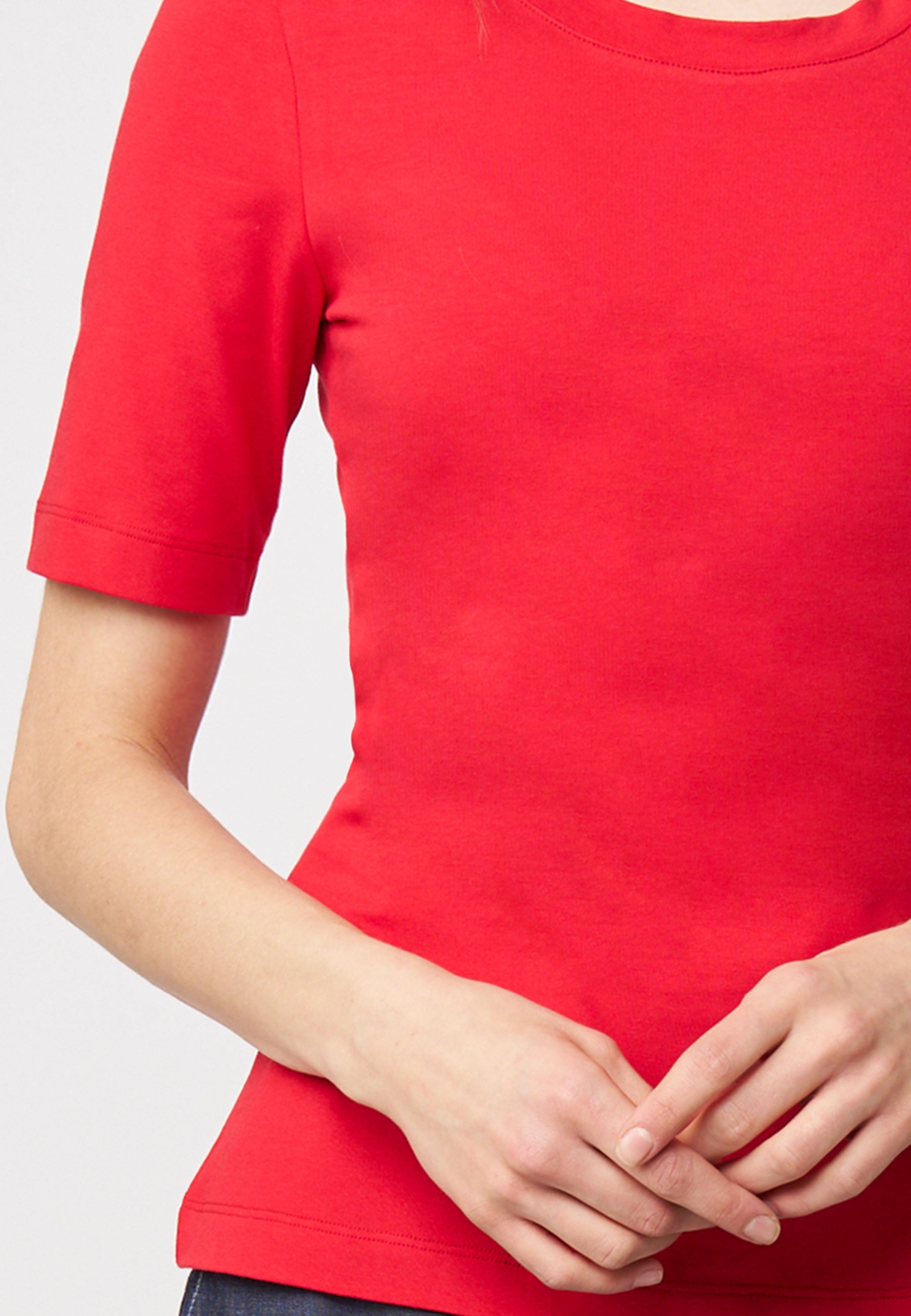 Shirt, Modell Vinnie in leuchtendem Rot mit kurzem Arm und schmeichelndem, elastischem Material für elegante Passform