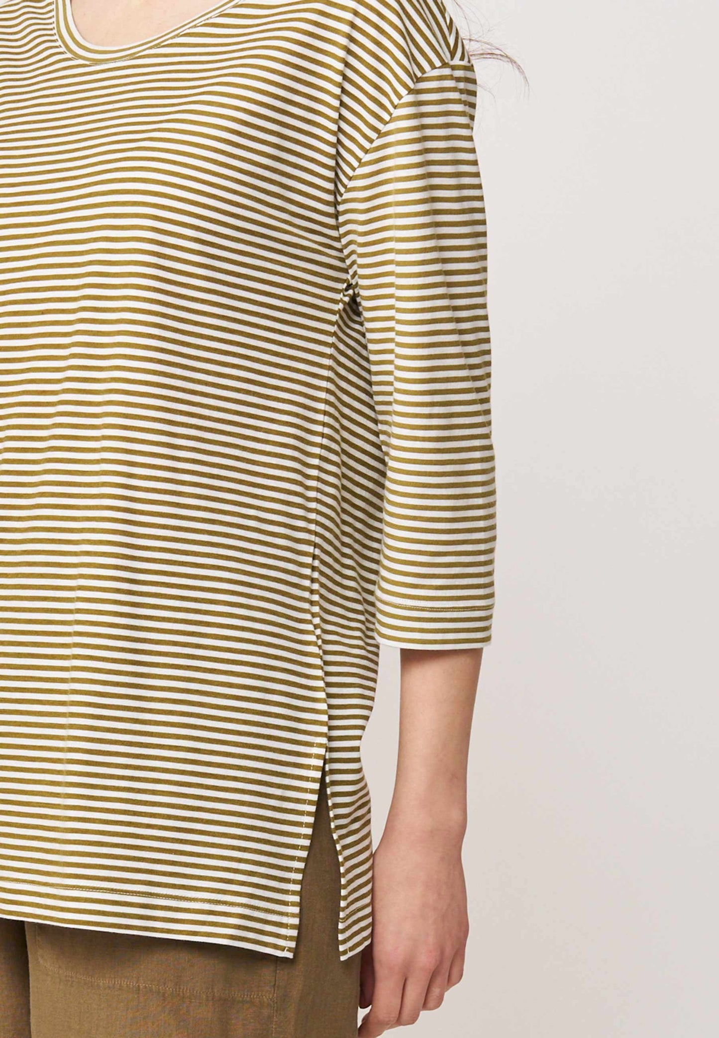 Longshirt, Modell Lia mit oliv-weißem Streifenmuster, 3/4-Ärmeln und seitlichem Schlitz für entspannten Komfort