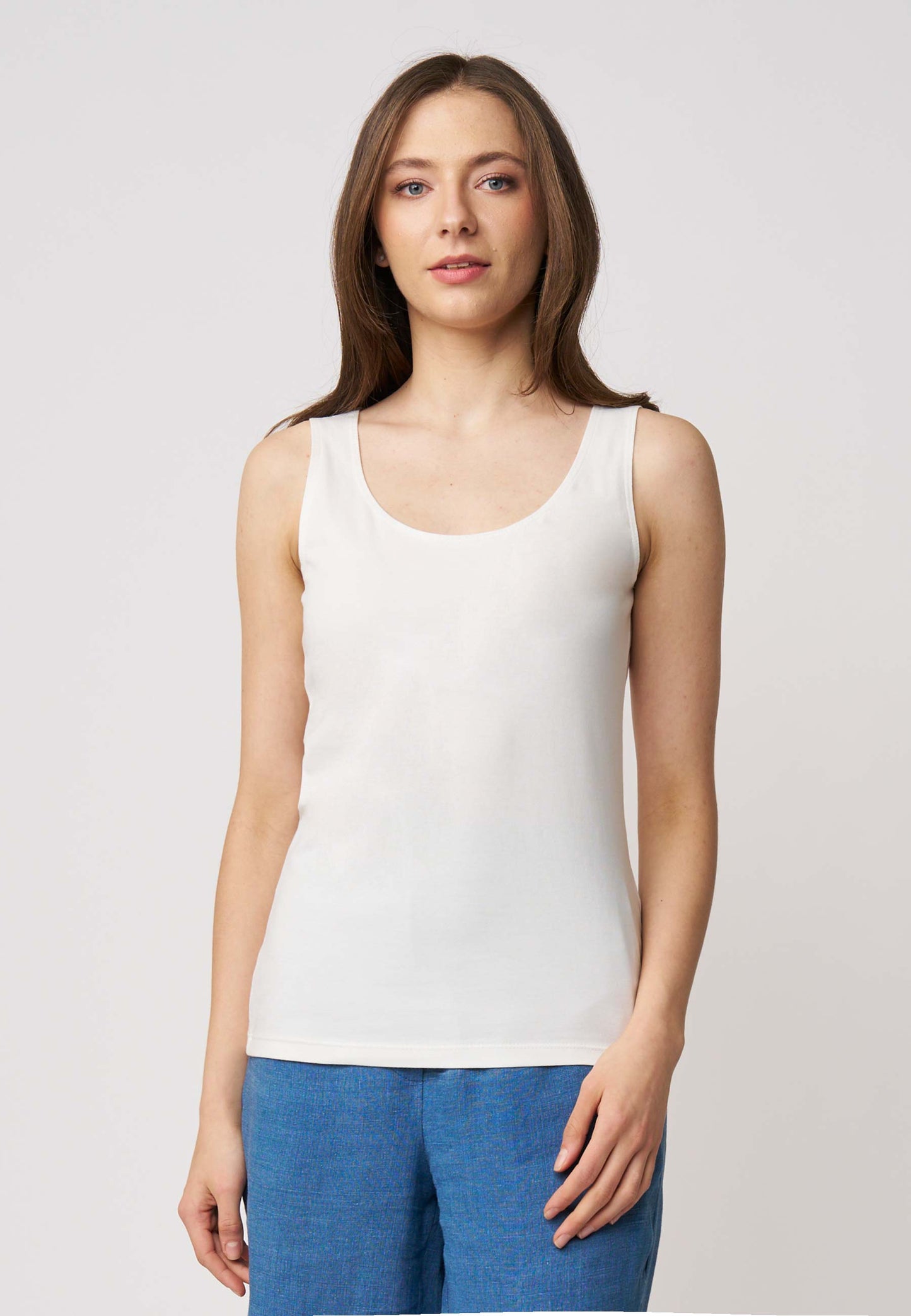Top, Modell Ida in klassischem Weiß mit rundem Ausschnitt und ärmellosem, figurbetontem Schnitt aus weichem Stoff