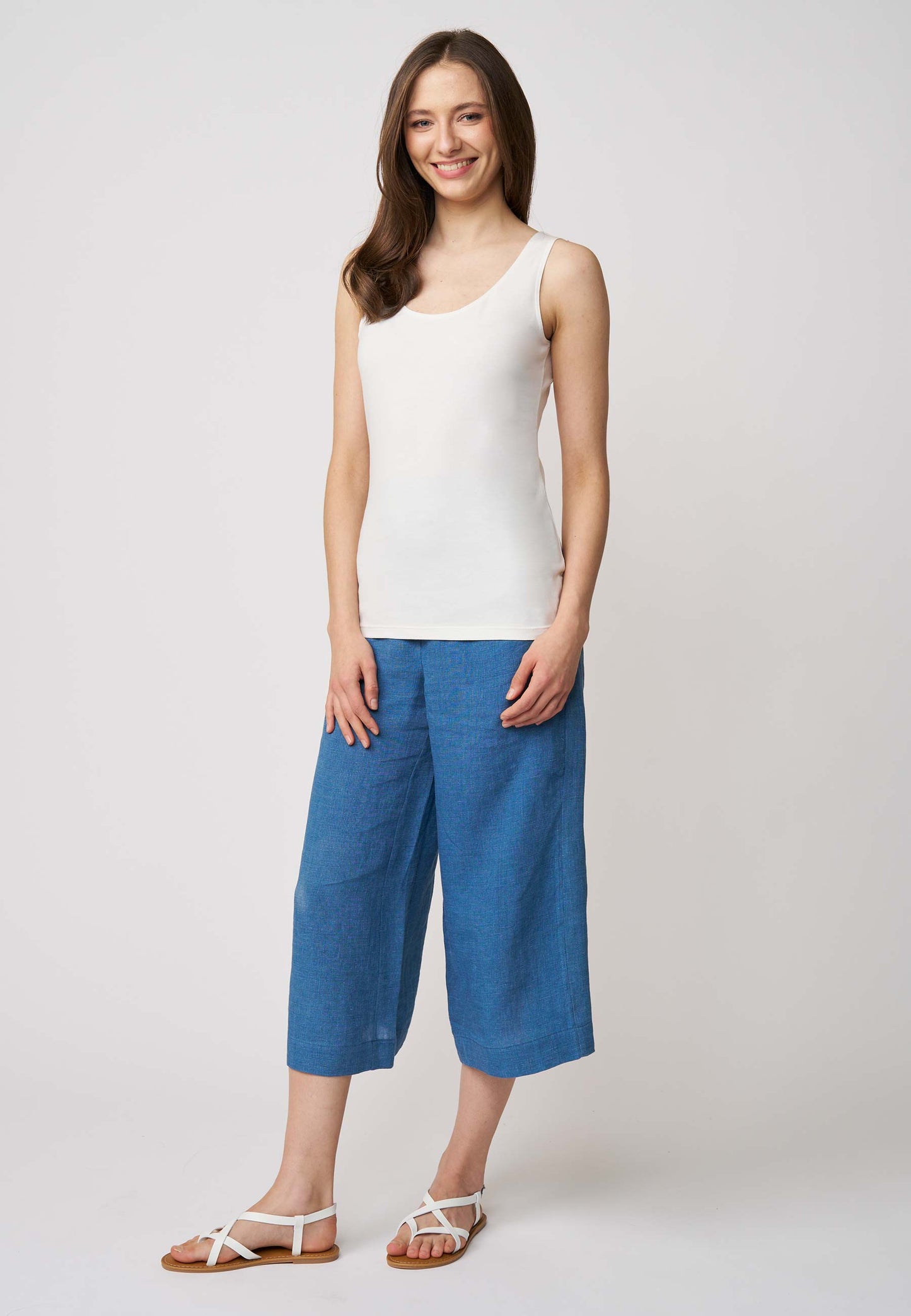 Top, Modell Ida in schlichter weißer Ausführung mit Rundhalsausschnitt und schmaler Passform aus angenehmem Material