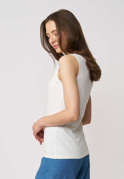Top, Modell Ida in schlichtem Weiß mit Rundhalsausschnitt und schmaler Passform aus weichem, angenehmem Material