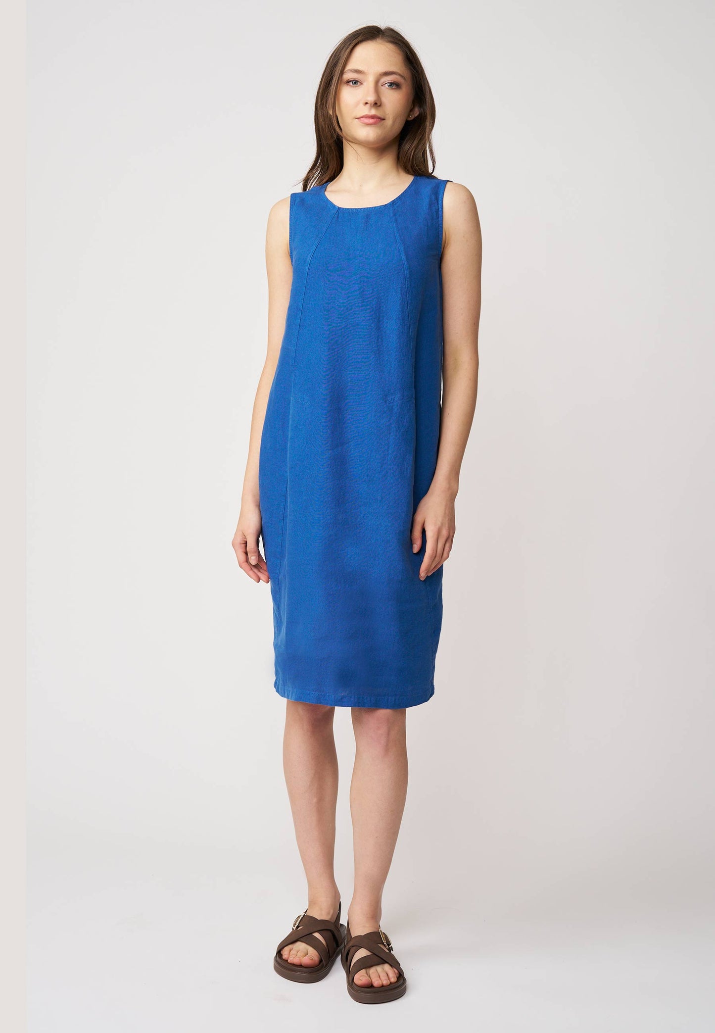 Kleid, Modell Carena in leuchtendem Blau mit ärmellosem Design und geradem, knielangem Schnitt für einen modernen Look