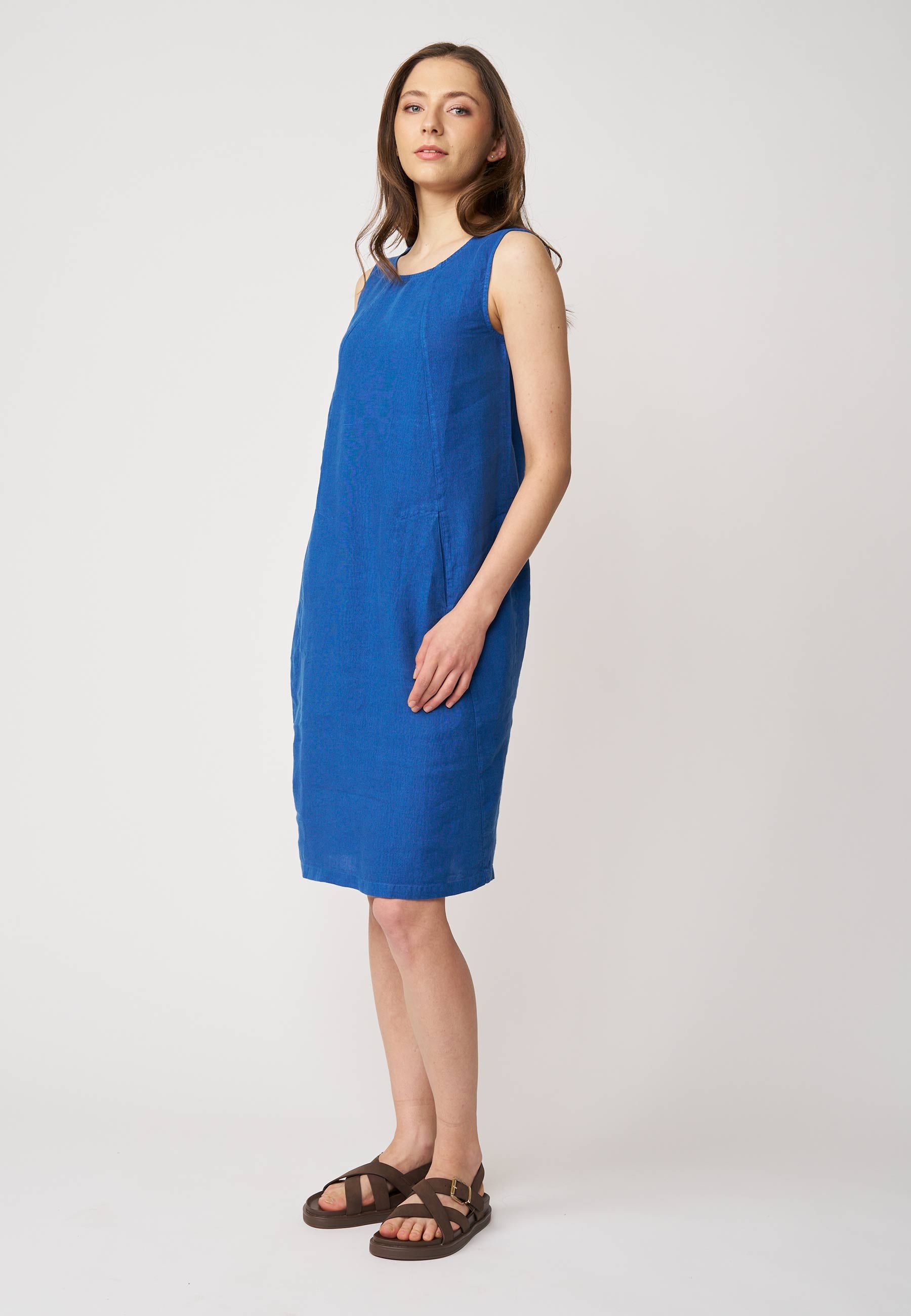 Kleid, Modell Carena, in leuchtendem Blau mit ärmellosem Schnitt und entspannter Passform für sommerlichen Komfort