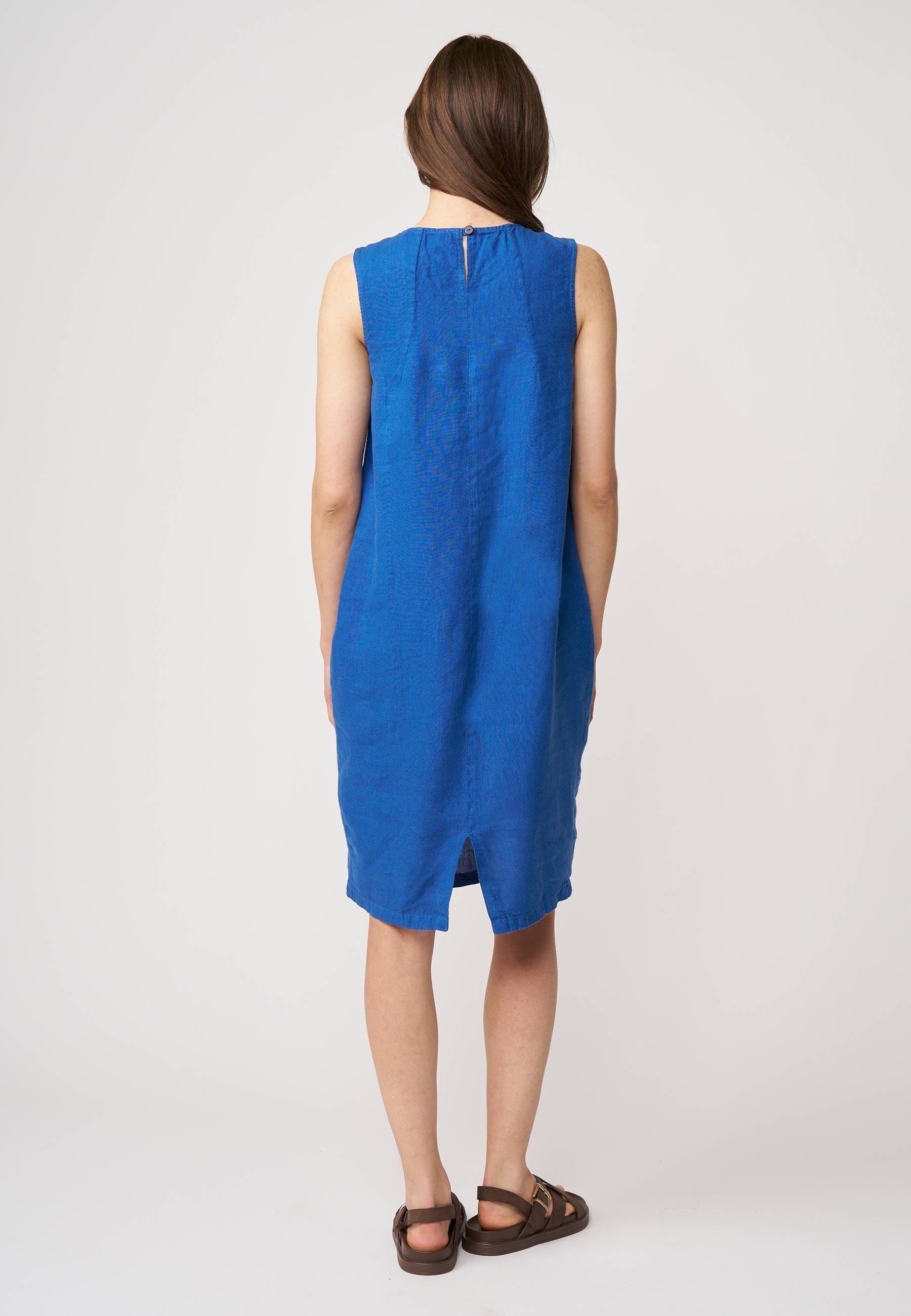 Kleid, Modell Carena in Blau, ärmellos mit geradem Schnitt und kleinem Schlitz am Rückensaum für luftigen Komfort