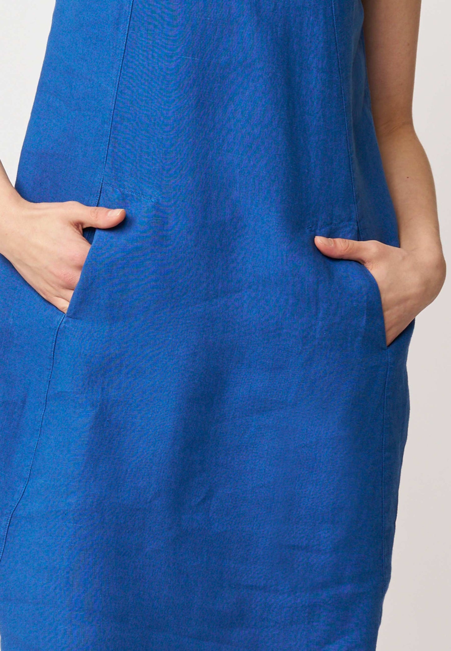 Kleid, Modell Carena in kräftigem Blau mit praktischen seitlichen Eingrifftaschen für einen lässigen und modernen Look