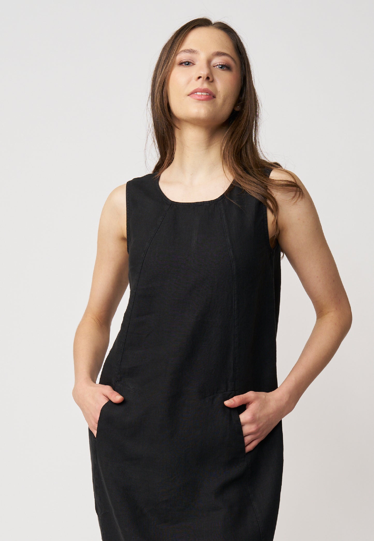 Kleid, Modell Carena in schlichtem Schwarz mit ärmellosem Design und lockerer, eleganter Silhouette