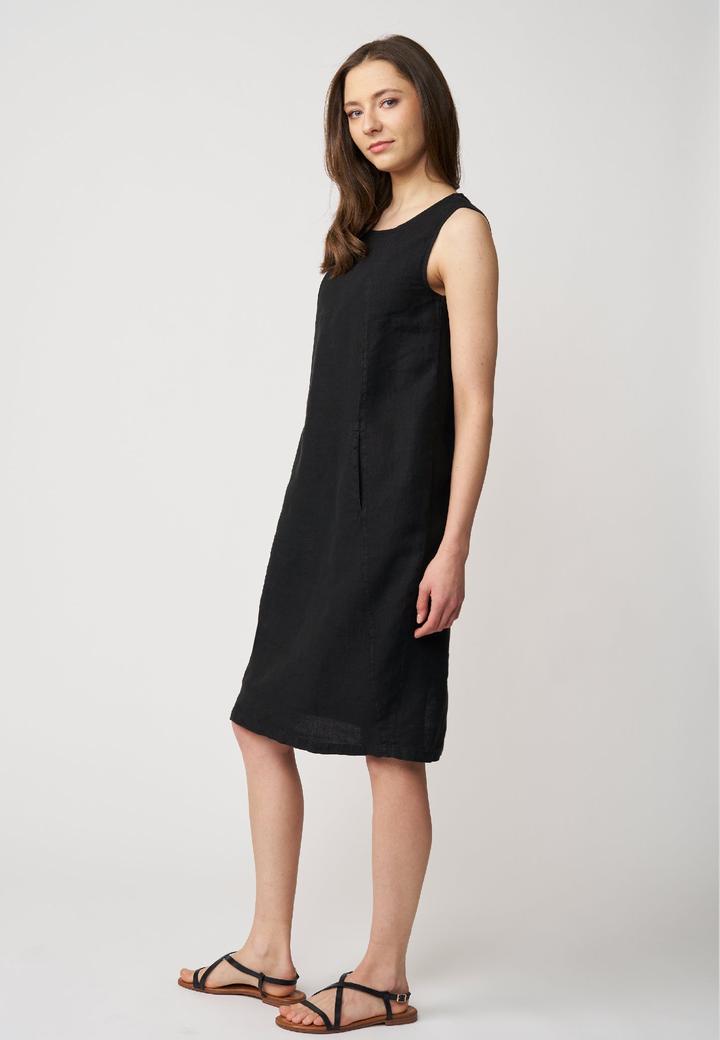 Kleid, Modell Carena in schlichtem Schwarz mit geradem Schnitt und ärmellosem Design für vielseitigen Tragekomfort