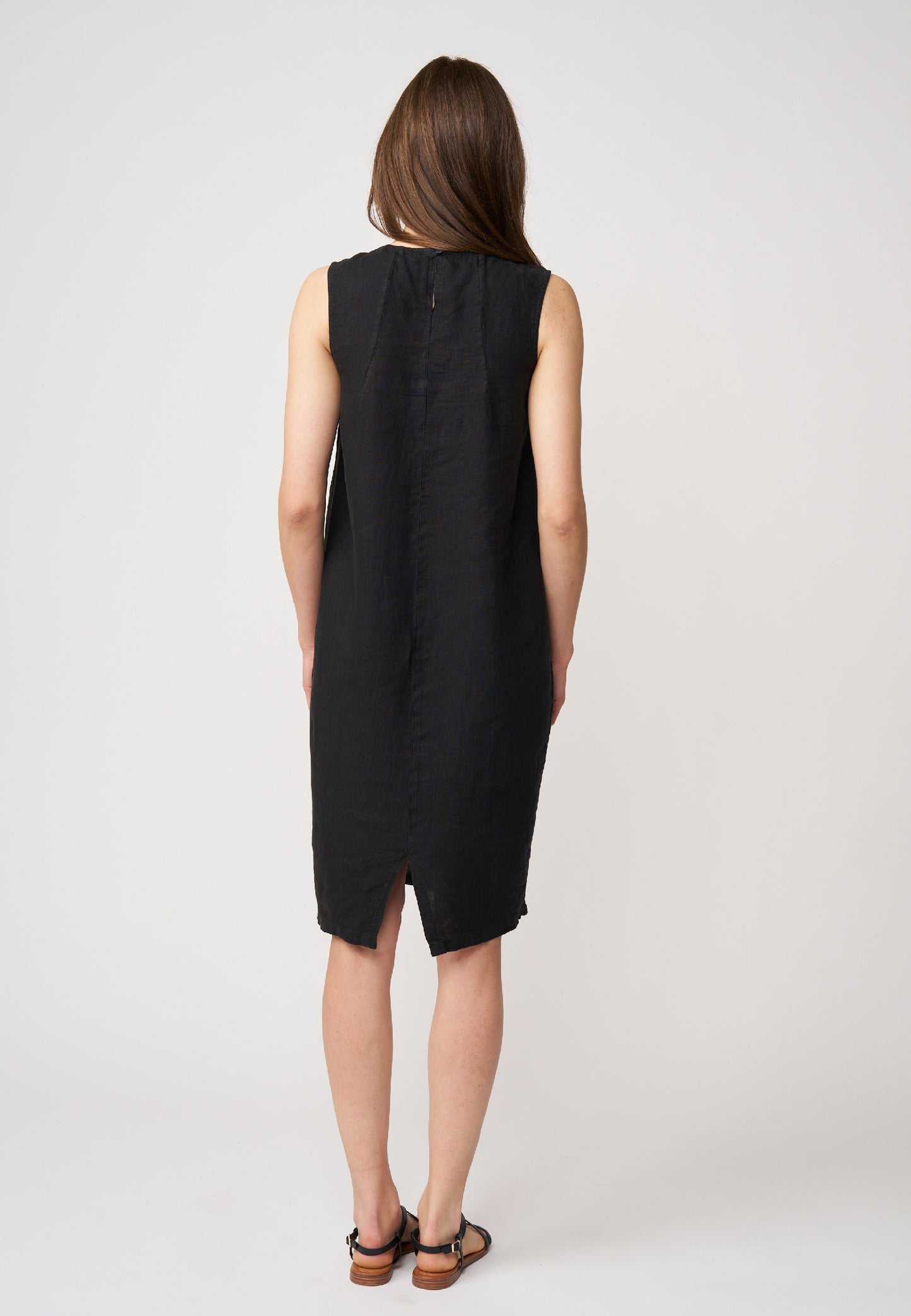 Kleid, Modell Carena in schlichter schwarzer Farbe mit ärmellosem Schnitt und Rückenschlitz für einen eleganten Stil