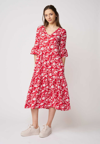 Kleid, Modell Antonia mit rotem Grund und weißem floralen Muster in midilanger, fließender Passform und V-Ausschnitt