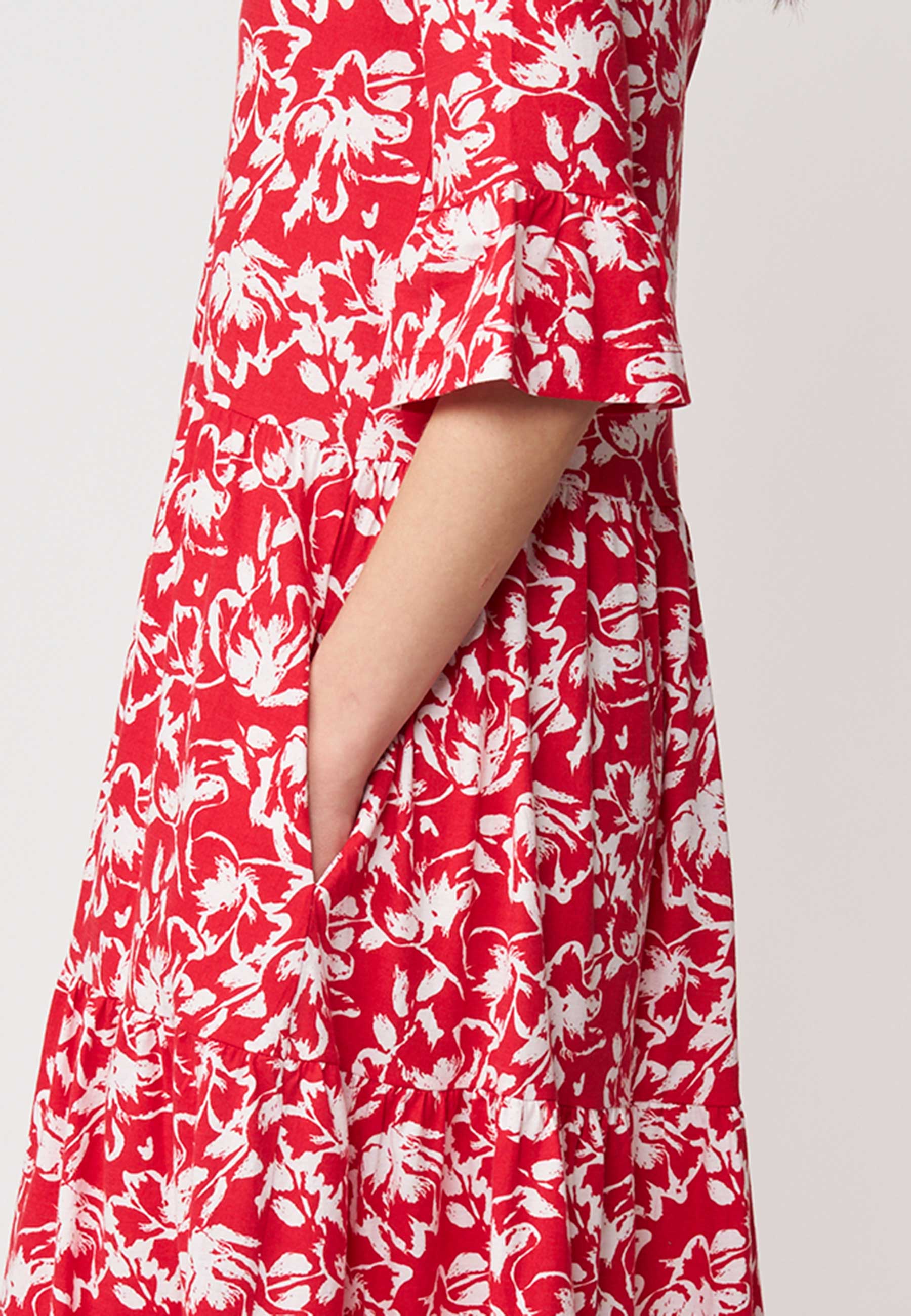 Kleid, Modell Antonia in kräftigem Rot mit weißem Blumenmuster und halblangem Ärmel für einen femininen Stil